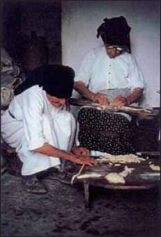 Εικ. 1.11 Γυναίκες από την Όλυμπο της Καρπάθου που παρασκευάζουν τις παραδοσιακές «μακαροννες»