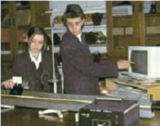 Η σύγχρονη τεχνολογία χρησιμοποιείται στον ακριβή προσδιορισμό των χρονικών στιγμών που ένα σώμα διέρχεται από διάφορες θέσεις.