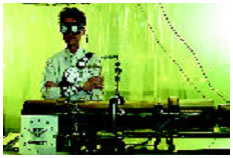 2-1 Ένας φύλακας του ατομικού ρολογιού καισίου στο Γραφείο Μέτρων και Σταθμών της Ουάσιγκτον.