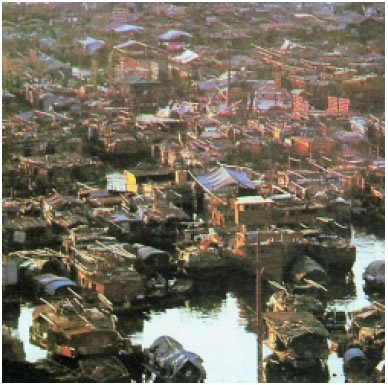 Εικόνα 2.23: Το Χονγκ-Κονγκ είναι μία από τις πολυπληθέστερες πόλεις του κόσμου. Οι άνθρωποι ζουν κάτω από άθλιες συνθήκες στοιβαγμένοι σε ελάχιστα τετραγωνικά μέτρα.