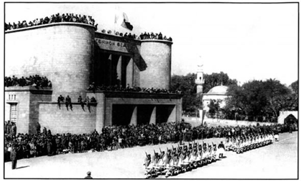 Τμήμα της Βασιλικής φρουράς παρελαύνει στη Ρόδο κατά την επίσκεψη των Βασιλέων στα Δωδεκάνησα (φωτ. Κ. Μεγαλοκονόμου ). Η ένταξη της Δωδεκανήσου στον εθνικό κορμό αποτέλεσε το μόνο εδαφικό κέρδος της χώρας μας από τον Β' Παγκόσμιο Πόλεμο.